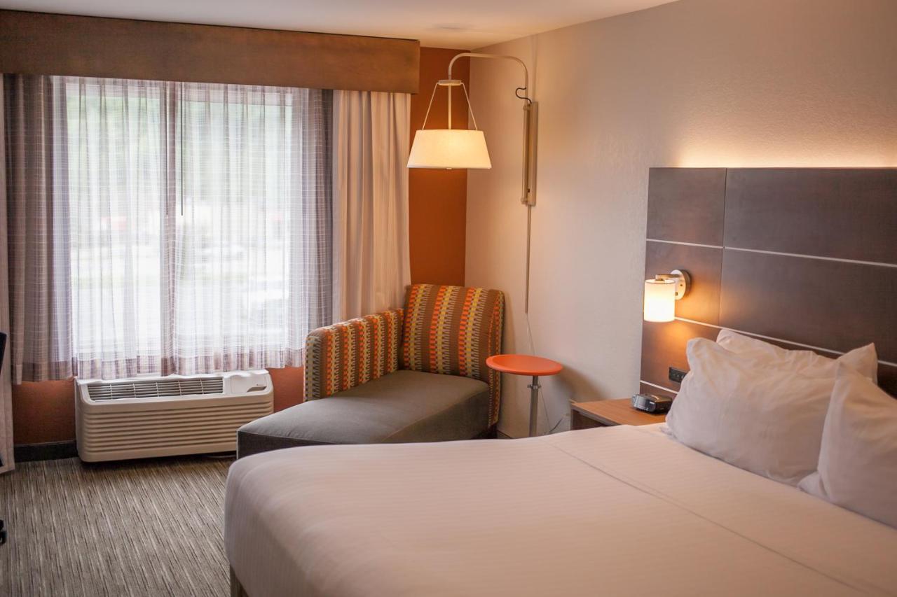 Holiday Inn Express & Suites Logan, An Ihg Hotel Zewnętrze zdjęcie