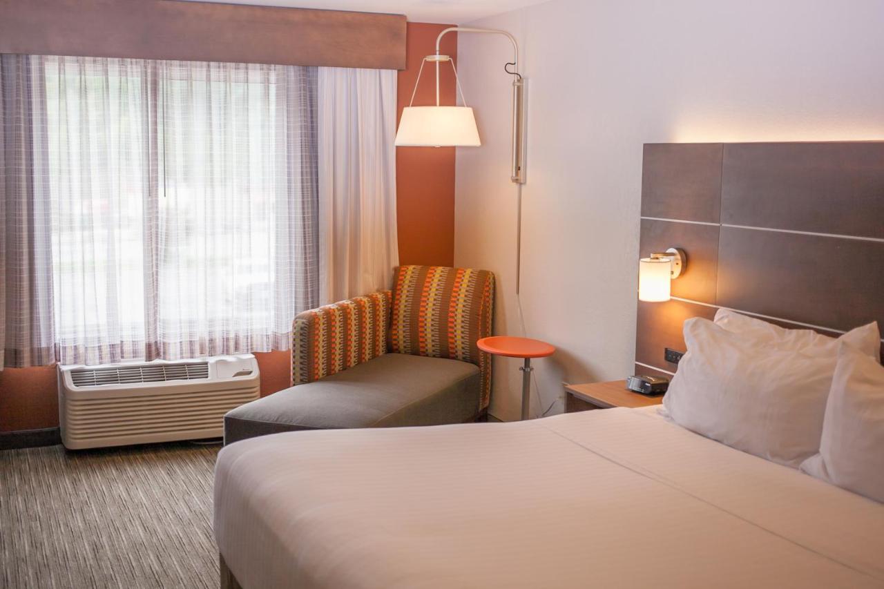 Holiday Inn Express & Suites Logan, An Ihg Hotel Zewnętrze zdjęcie