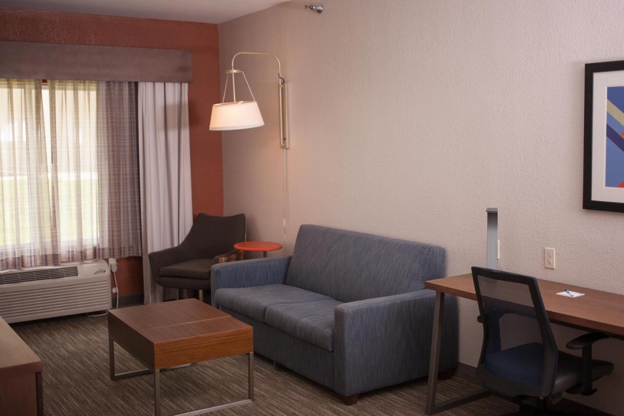 Holiday Inn Express & Suites Logan, An Ihg Hotel Zewnętrze zdjęcie