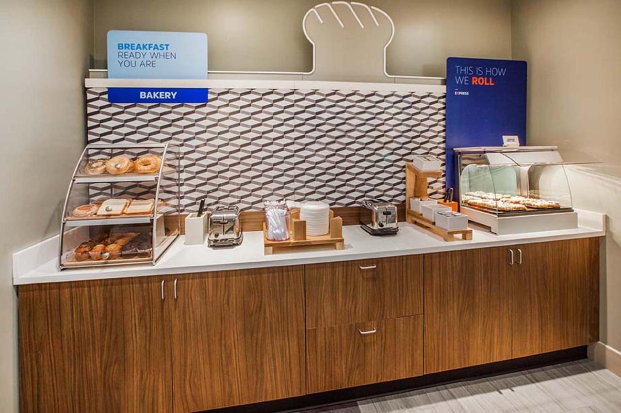 Holiday Inn Express & Suites Logan, An Ihg Hotel Zewnętrze zdjęcie